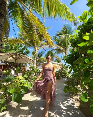 Happy Monday 💖 Wild Side Gustavia is open from 10am to 7pm • • • #wildsidemanapany #wildsideofstbarth #stbarth #womensfashion #fashion #islandstyle #tropical #bohochic #summerallyearlong #hotelmanapany #stbarthstyle #stbarthfashion #longdress #forals #bohostyle