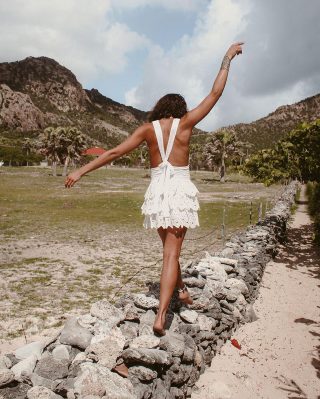 The wild spirit 💫🌾 • • • • #wildside #saintbarth #sbh #paradise #nature #happy #styleoftheday #dress #white #tan #simplicity #beauty #caribbean Model : @mahinasb ✨